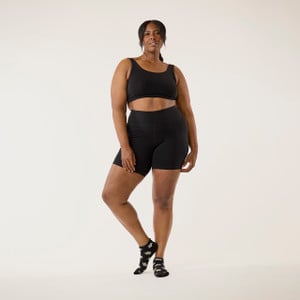 Full body front view of model wearing organic cotton blackout pocket leggings short.