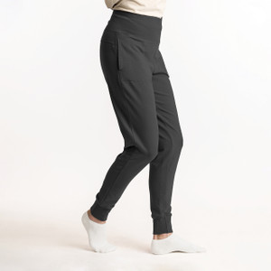 Close up side view of model wearing organic cotton fleece jogger in pepper