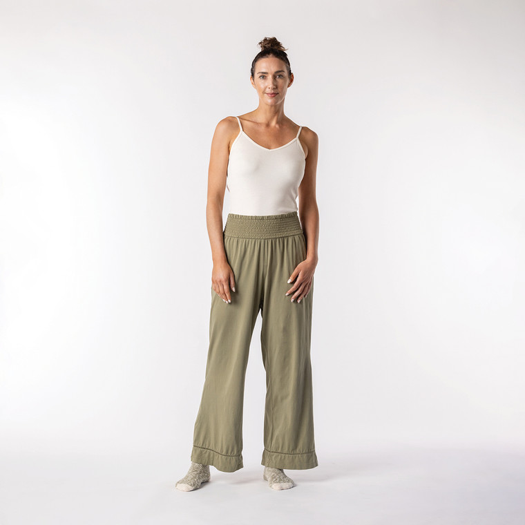 Full body front view of model wearing organic cotton lounge pant in color bay.
