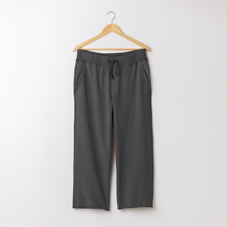 Flat lay of cropped sweat pant in pepper.