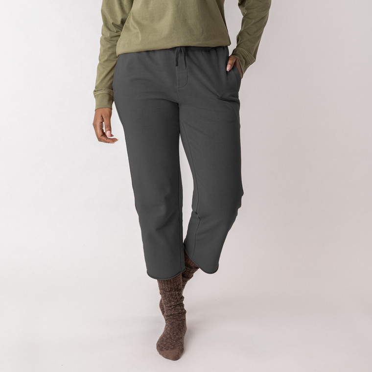 Front view of model wearing cropped sweatpant in pepper.