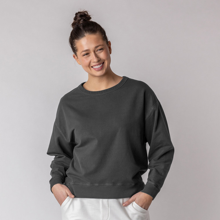 Front view of model wearing reversible fleece crew in pepper.