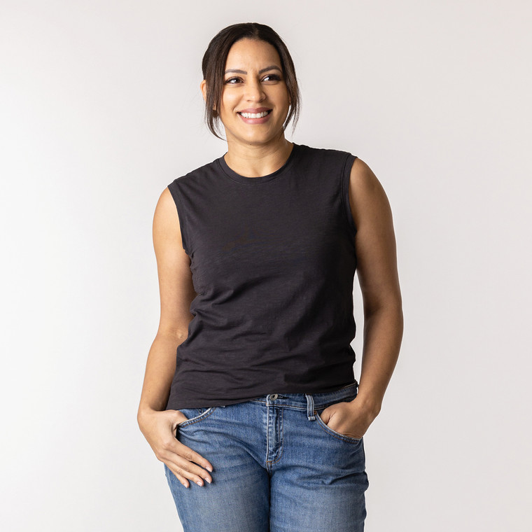 Front view of model wearing organic cotton sleeveless tee in pepper.