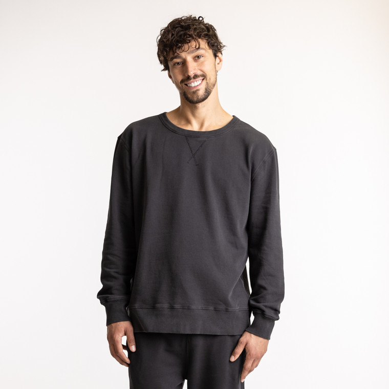 Front view of model wearing organic cotton classic crew sweatshirt in pepper.