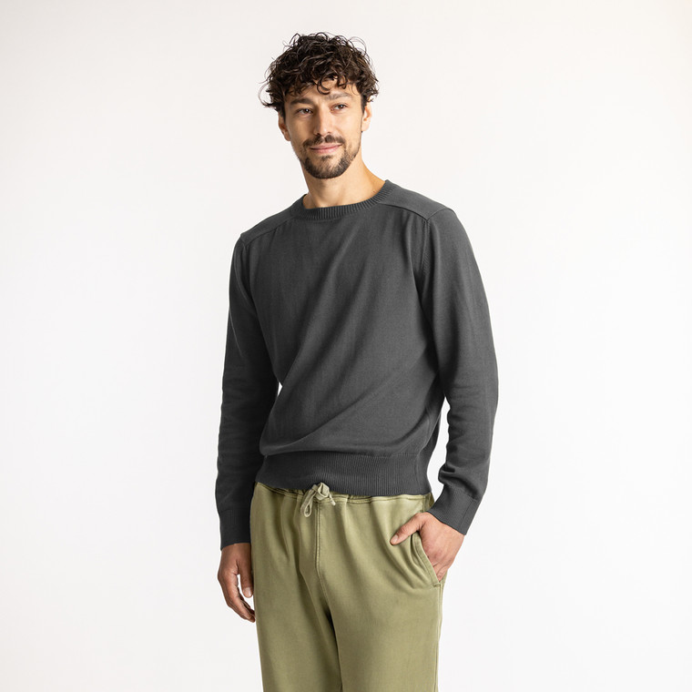 Front view of model wearing organic cotton classic crew sweater in color pepper