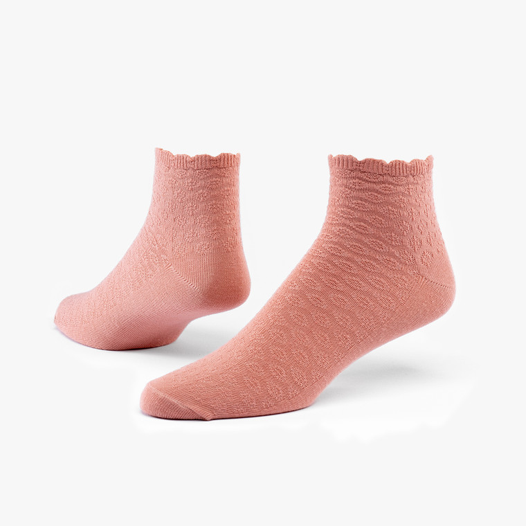 Organic cotton scallop quarter socks in color blush.